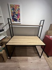 Stilvoller Arbeits-/Studientisch aus Holz mit zusätzlicher Display-Ebene