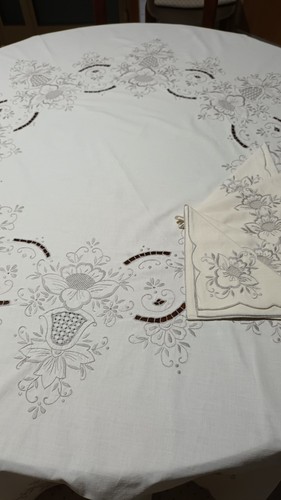 Tischdecke rund handbestickt