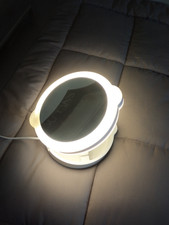 beleuchteter und schwenkbarer Doppel - Kosmetikspiegel