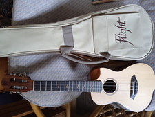 Ukulele Flight , Victoria Concert EQ 2019 , mit Tasche, neuwertig