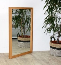 Wandspiegel mit Holzrahmen