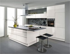 Küche mit Kochinsel / Einbauküche mit Theke / Grifflose Lackfront / Umplanbar