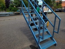 Treppe lackiert Stahltreppe Höhe ca 160cm 8 verzinkte gelochte Stufen