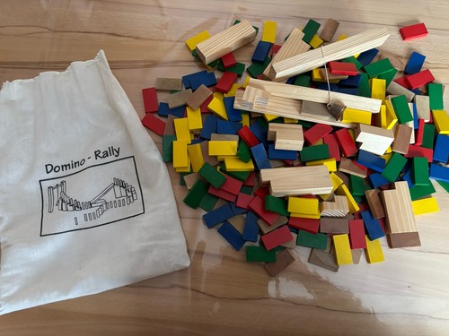 Domino rallye holzbausteine - domino,