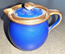 Kleine Kanne mit Deckel in