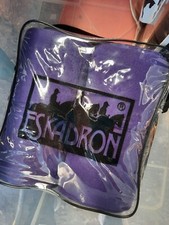 Mustang Schabracke lila mit Fliegenhaube und Bandagen