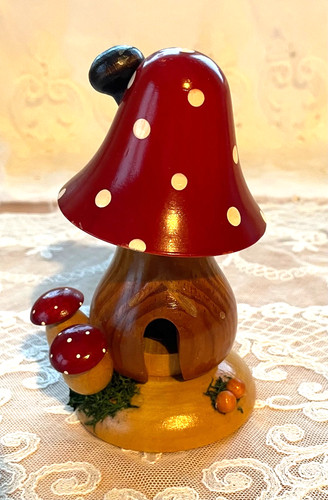 älteres fliegenpilz haus holz - fliegenpilz,
