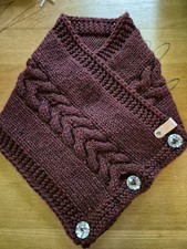 Gestrickter Knopfschal mit