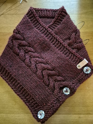 Gestrickter knopfschal mit - knopfschal,