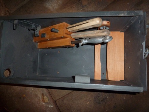 Messerblock und tellerhalter - und,
