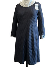 Schönes dunkelblaues Kleid