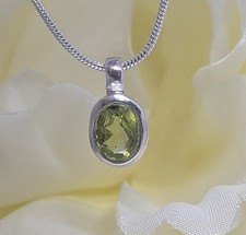 PERIDOT Anhänger in 925er Silber gefaßt an einer silberfarbenen Kette