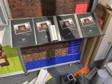 OCTANORM Octaquick Buchregal / Prospektableger Set Edelstahl Industrialdesign