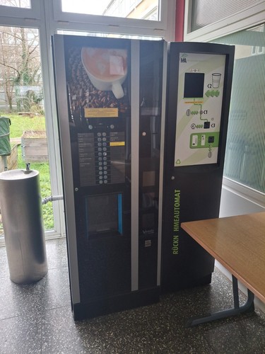 Kaffeeautomat mit münzeinwurf - kaffeeautomat,