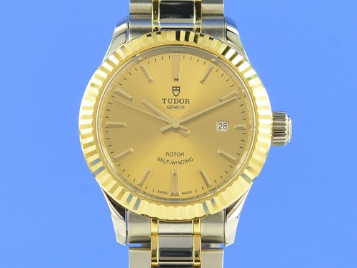 Tudor style 12133 - lady, 28