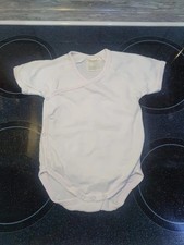 Weißer kurzarm Wickelbody -