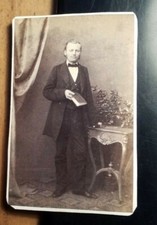 Herr Frenkel ? mit Buch -