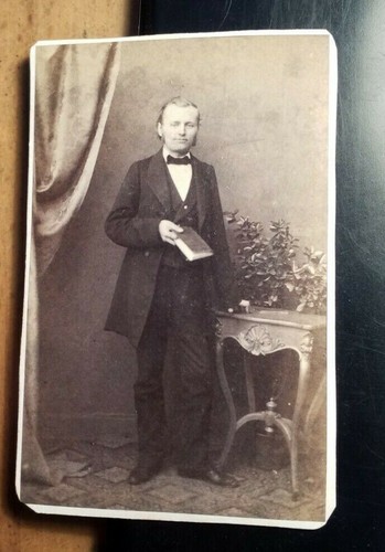 Herr frenkel mit buch - herr,
