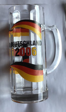 Bierkrug aus Glas mit Henkel