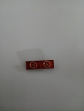 Anstecker der DDR, doppelte rote Fahne mit Hammer, Zirkel und Ehrenkranz in Scha