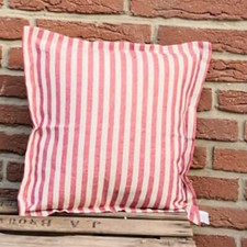 Kissenhülle rot gestreift aus