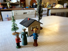 Gartenlaube (alt) mit Baum und 3 Figuren im Set - Datsche - Eisenbahn - Spur H0