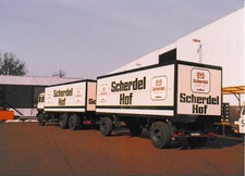 Brauerei Scherdel Hof, FOTO  Hängerzug Edelhell, im Brauereihof, farbig