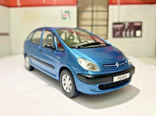 Citroen Xsara Picasso blau metallic 1:24 Diecast Scale Modellauto Whitebox 1998