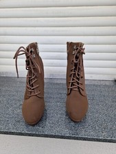 Stiefeletten in 39, Wildleder mit Strassplättchen. Hinten der Absatz 12 cm Hoch