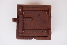 Alte Ofentüre mit Rahmen von Jugendstil-Kachelofen mit Rahmen, Eisen, antik