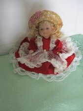 Kleine Biedermeier Puppe mit Strohhut, Porzellankörper, Beine und Arme