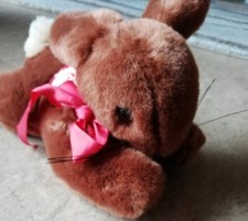 Hermann Teddy Original Hase braun liegend 20 cm mit roter Schleife 