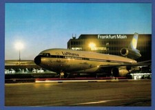 Flughafen Frankfurt, Flugzeug bei Nachtbeleuchtung