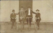 Foto Ak Vier Radfahrer, Gruppenfoto, Fahrräder - 4396828