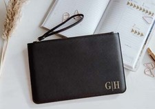 Clutch mit Initialen personalisierbar