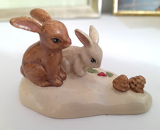 Hasen im Schnee - Auf Futtersuche -  Goebel Porzellan