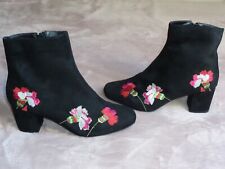 Hübsche Stiefeletten mit Blumenstickerei  41 neu