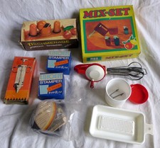 Konvolut DDR Haushaltshelfer aus Plaste, Tischmenage, Mixer, Förmchen etc