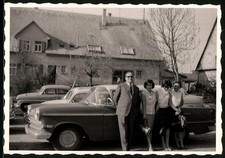 Fotografie Auto Opel Kapitän-P 2,6, Herr und hübsche Damen neben PKW 