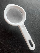 FACKELMANN Sieb Teesieb Teefilter Kaffeesieb Handfilter Puderzuckersieb in Weiß