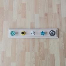 Wand Garderobe in beige im Vintage Landhaus Shabby Chic Stil mit bunten Knäufen