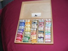 Anchor Stickgarn auf 90 Bobbins im Holzkasten ansehen und lesen