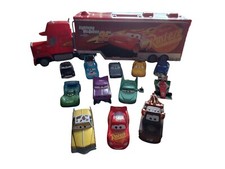 Disney Cars - Mack Truck + 12 Diecast Autos - gut erhalten