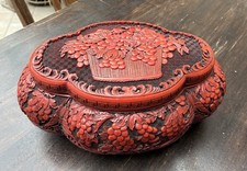 Rotlack-Dose, China, geschnitzt