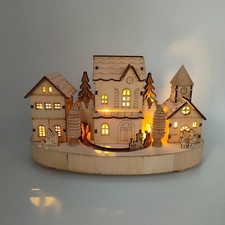 LED beleuchtete Weihnachtsstadt aus Holz mit Häusern und Fahrender Eisenbahn