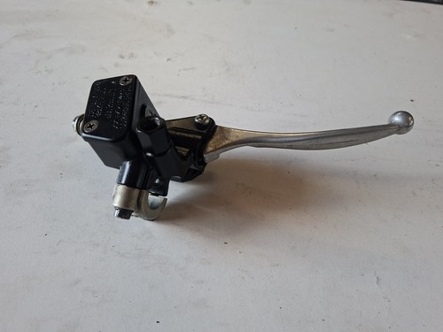 Suzuki 125 bremspumpe vorne - an,
