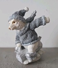 Deko Figur Bär fährt auf Baumstamm-Schlitten grau weiss Glitzer