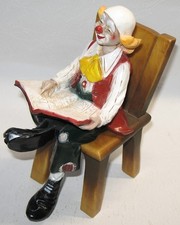 Auf einem Stuhl sitzender Clown mit Zeitung – Claudio Vivian – Made in Italy – H