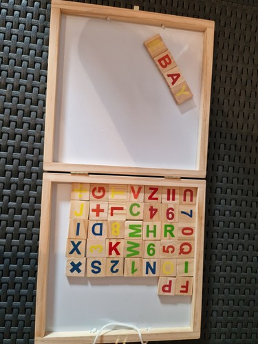 Tafel mit magnetbuchstaben und - mit,