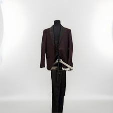 Anzug mit Weste und Krawatte